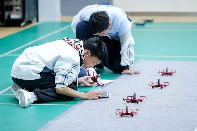 中小學(xué)生假期至 無人機(jī)培訓(xùn)受關(guān)注(圖1)